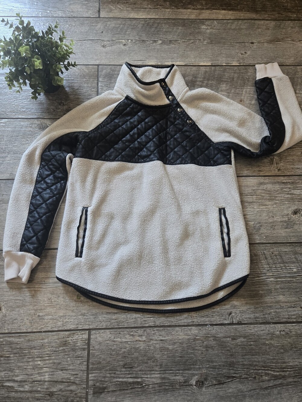 Abercrombie & Fitch Cream Asymmetrical Snap Quilted Pullover Fleece Sweater, M